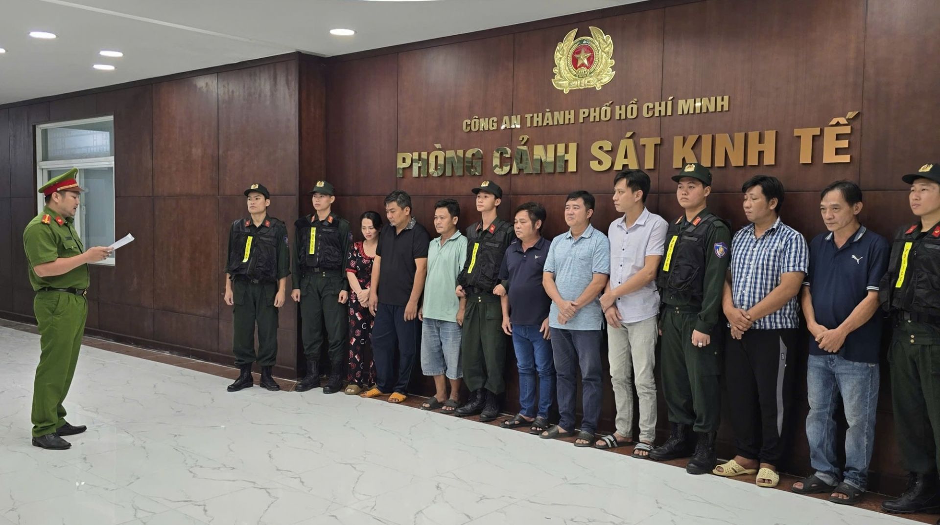 Triệt phá đường dây sản xuất, buôn bán xăng A95 giả tại TPHCM