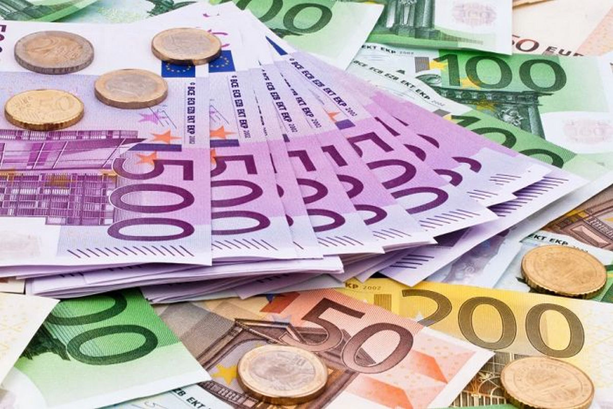 Lần đầu tiên sau hơn 2 thập kỷ, euro không còn là tài sản dự trữ lớn thứ hai thế giới, bị 'đồng tiền không quốc tịch' soán ngôi