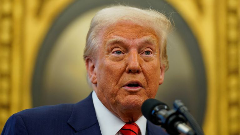 3 ngày đếm ngược, hạn chót hoãn áp thuế đối ứng ‘tiến rồi lại lùi’: Ông Trump đang toan tính gì?
