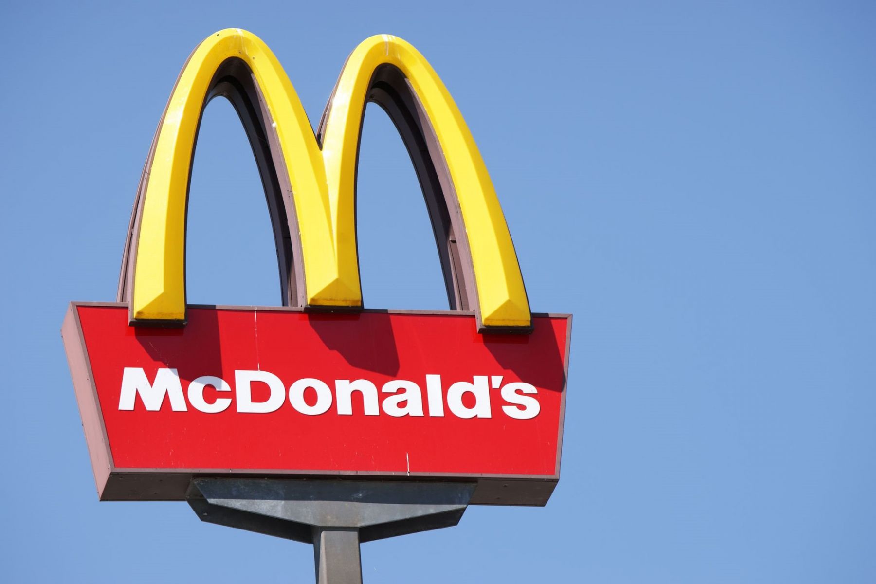 Nhìn cách McDonald's vượt qua khủng hoảng truyền thông: 20 năm sau vẫn lớn mạnh với gần 42.000 chi nhánh, cổ phiếu tăng 1.000% nhờ bỏ ngoài tai antifan