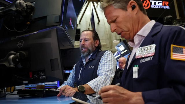 S&P 500 rời đỉnh, Nasdaq đi xuống khi cổ phiếu chip bị bán tháo