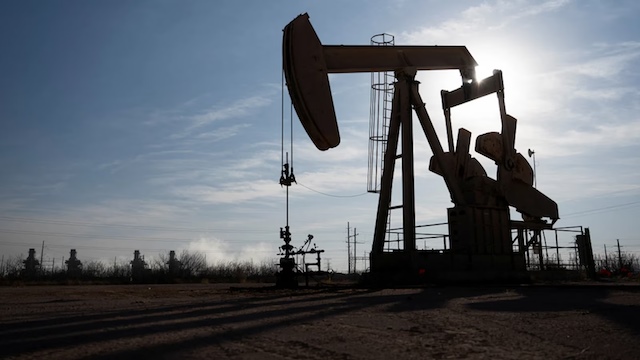 Dầu Brent tăng gần 6% sau khi Iran tấn công UAE