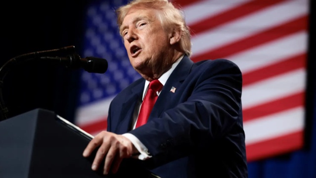 Ông Trump gia hạn miễn trừ để giữ dòng nhiên liệu chảy vào Mỹ
