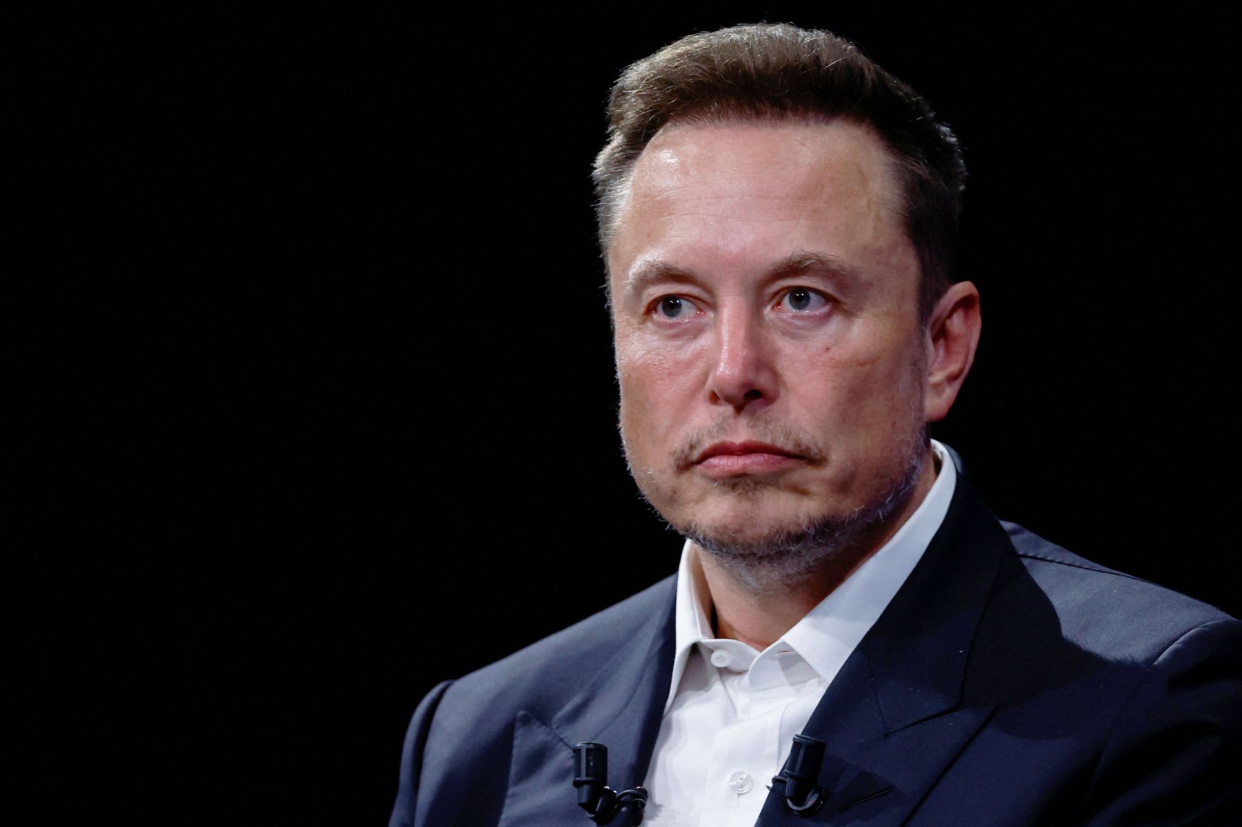 Mặc lời kêu gọi ‘giữ chặt cổ phiếu’ của Elon Musk, một lãnh đạo cấp cao Tesla vẫn bán không ngớt tay, thu lời gần 200 triệu USD