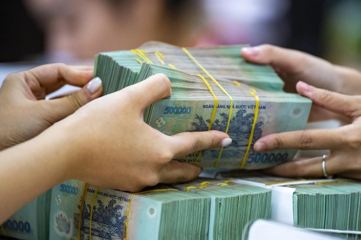 Hàng loạt ngân hàng tăng lãi suất tiền gửi: Chuyên gia dự báo gì?