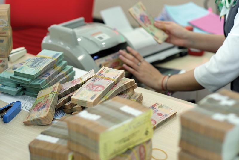 Ngân hàng bứt tốc cho vay, thị trường bất động sản - chứng khoán “hút” vốn