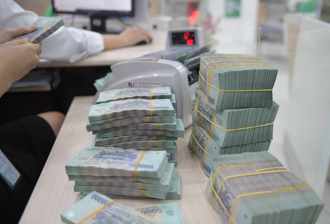 Người dân Việt Nam đang gửi hơn 7,4 triệu tỷ đồng vào ngân hàng, lãi suất thế nào mà tiền gửi cao kỷ lục?