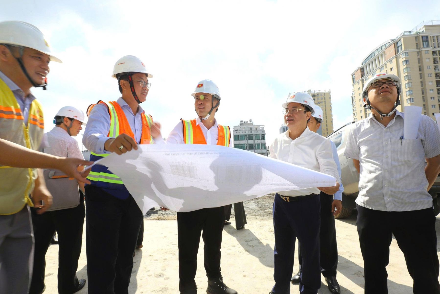 Đề xuất phạt đến 1 tỷ đồng nếu chủ đầu tư dự án bất động sản chậm nộp hồ sơ làm sổ đỏ cho người mua nhà