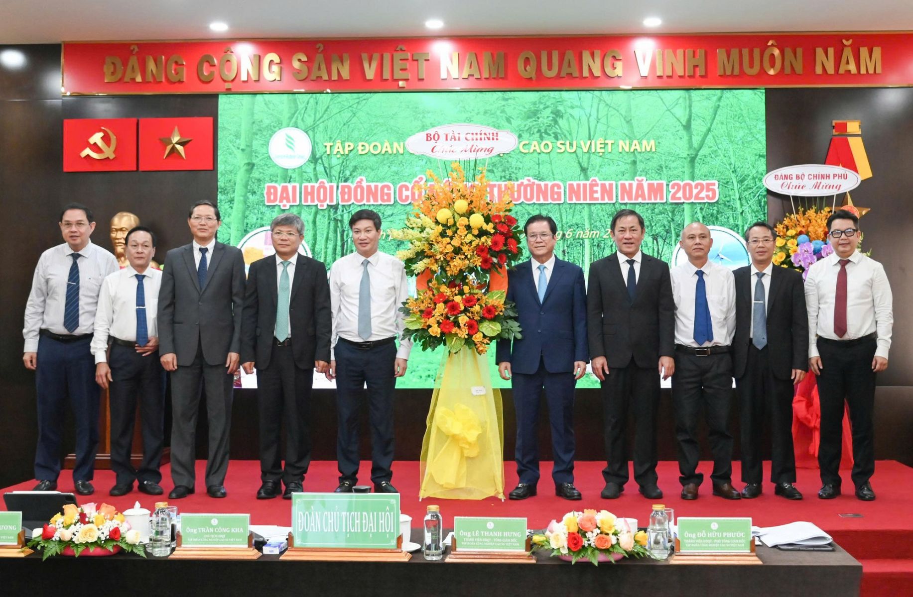 VRG sẽ đầu tư thêm 70.000 ha cao su tại Lào, Campuchia